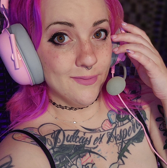 Meet your Posher, JANIE 💕 - Picture 2 of 2